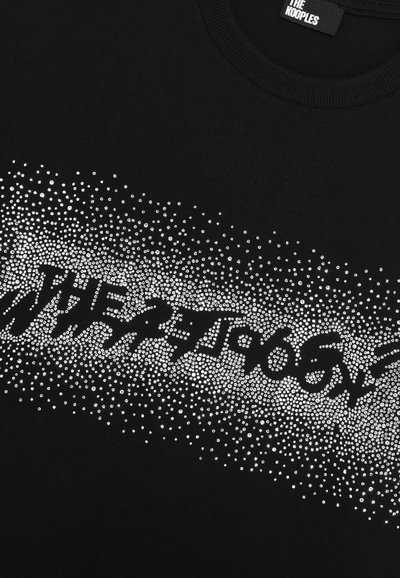 Juodas sportinis džemperis su išsibarstytų baltų taškų raštu ir drąsia teksto dizainu. Apvalus kaklas su tekstūruotu audinio apdaila.
