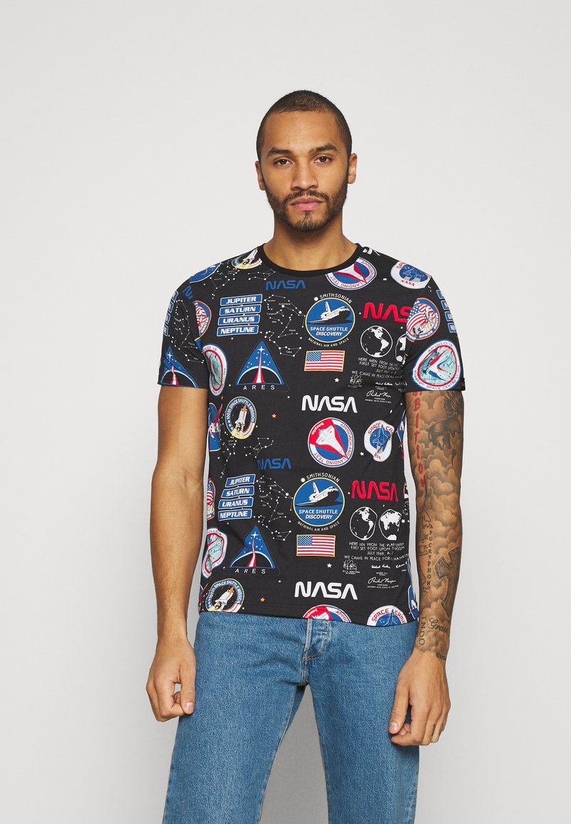 Schwarzes NASA-Grafik-T-Shirt mit bunten Raumfahrt-Mission-Patches und Text, kurzärmlig, aus Baumwolle und mit Rundhalsausschnitt.