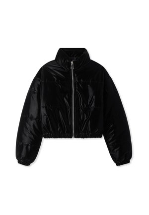 Giacca puffer nera cropped con finitura lucida. Caratterizzata da un colletto alto, chiusura frontale con zip e polsini ed orlo elasticizzati.