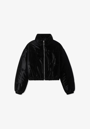 Giacca puffer nera cropped con finitura lucida. Caratterizzata da un colletto alto, chiusura frontale con zip e polsini ed orlo elasticizzati.