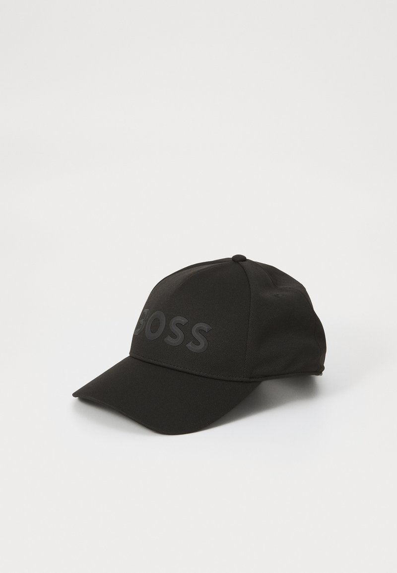 Casquette de baseball noire avec visière courbée et logo BOSS en relief à l'avant, présentée sur un fond blanc.