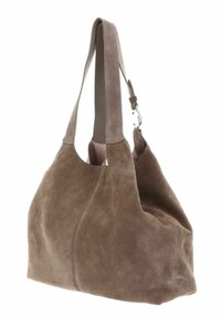Weiche taupefarbene Wildleder-Hobo-Tasche mit runder Form, ausgestattet mit einem einzelnen breiten Tragegurt und silberfarbenen Beschlägen. Minimale Markenkennzeichnung an der Seite.