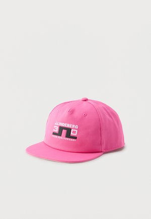 Gorra rosa brillante con visera plana, texto bordado en blanco y negro "J.LINDEBERG 30 YEAR ANNIVERSARY" en la parte delantera.