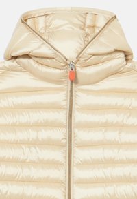 Beige pufferjack met een capuchon, voorzien van gequiltte secties, een volledige rits en een oranje ritsen trekker voor extra detail.