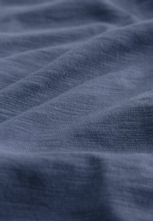 Tamsiai mėlynas audinys su minkšta, struktūrine paviršiumi ir matomai smulkia audimo tekstūra, kuri sukuria šiek tiek raukšlėtą išvaizdą.