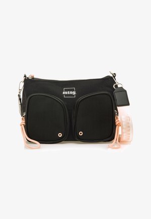 Bolso negro de tela tipo bandolera con dos bolsillos frontales texturizados, detalles en rosa, herrajes metálicos y una correa ajustable impresa. Logo exhibido de manera prominente.