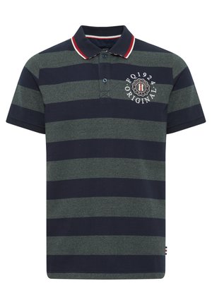 Vyriška polo marškiniai su tamsiai mėlynomis ir žaliomis horizontaliomis juostelėmis, raudonai baltu žemyn išsikišančiu apykakle, trumpomis rankovėmis ir logotipu ant krūtinės.