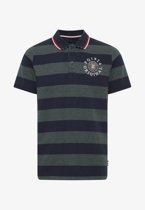 Polo shirt voor heren met donkerblauwe en groene horizontale strepen, een rood en witte geribbelde kraag, korte mouwen en een logo op de borst.