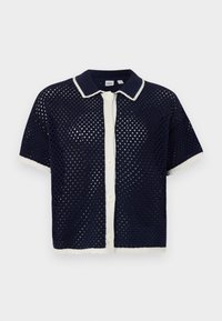 Camicia a maniche corte in maglia blu navy con pattina bianca, caratterizzata da un motivo perforato e dettagli a contrasto nel colletto e nel bordo.