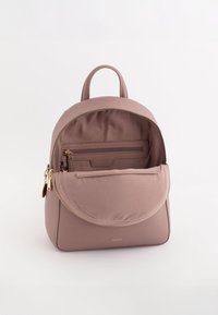 Mochila de nailon rosa con forma redondeada, cierre de cremallera, bolsillo frontal y compartimentos organizativos interiores. Detalles en tono dorado.