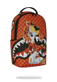 Mochila de patrón a cuadros en naranja con un personaje de dibujos animados que tiene acentos en negro, blanco y gris, y un diseño de boca grande y dentada.