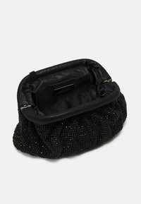 Musta helmillä koristeltu clutch-laukku, jonka pinta on pehmeä ja teksturoitu. Sisältää satiinivuoren, vetskari sulkemisen ja pienen sisätaskun säilytystä varten.