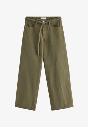 Oliven grønne bukser med vide ben, forlommer og et matchende stofbælte bundet om taljen.