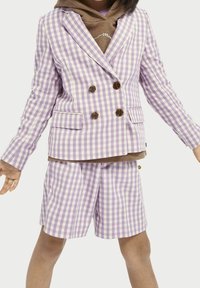 Lila och vit rutiga kavaj med dubbelknäppt design, matchande shorts. Brun hoodie bärs under.