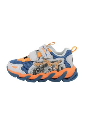 Scarpa da ginnastica per bambini con rete blu, dettagli arancioni e grigi, chiusure a strappo e una grafica di un ATV arancione sul lato con un design della suola ondulato.