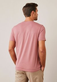 Next ESSENTIAL V-NECK REGULAR FIT - Jednoduché tričko - pink