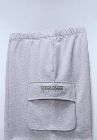 Γκρι σορτσάκια από βαμβακερό μείγμα, με ελαστική μέση και τσεπάκι με καπάκι που φέρει το λογότυπο «NAPAPIJRI geographic» σε ορθογώνιο κέντημα.