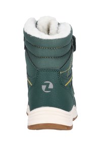 Groene geïsoleerde boot met een padded kraag, witte nepbontvoering, textuur bovenwerk en rubberen zool. Heeft een logo en gele accenten.