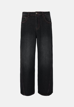 Jean denim noir à jambes larges avec surpiqûres rouges visibles, bouton frontal, fermeture éclair et design à cinq poches sur un fond clair.