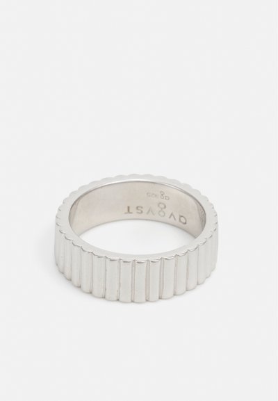 Silverring med ribbstruktur, med en rundad topp och slät insida. Märkt med "925" som indikerar sterlingsilver.