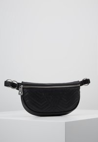 Borsa in pelle nera dalla forma curva, con texture trapuntata a spina di pesce, cerniera in argento e una targhetta con logo. Caratterizzata da ferramenta metallica e tracolla.