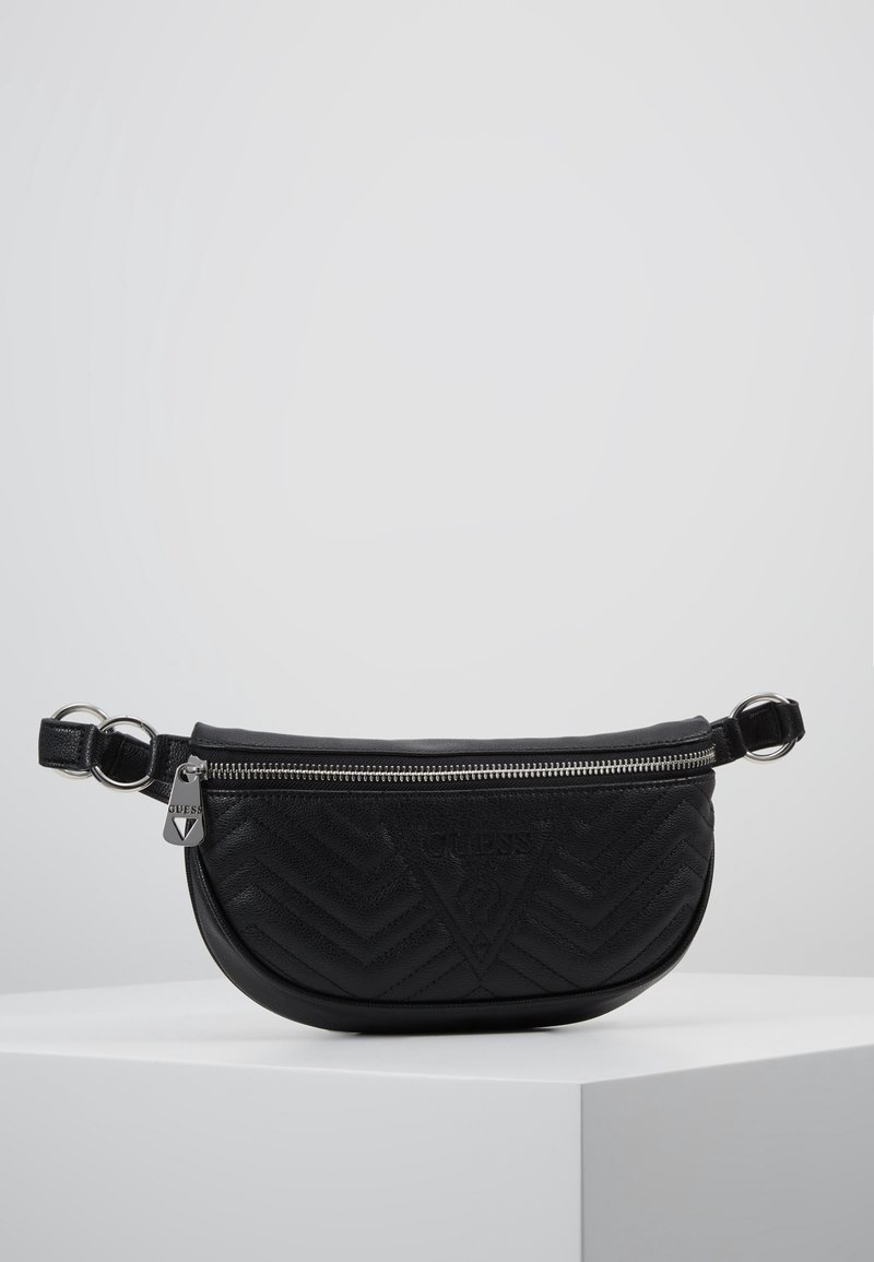 Borsa in pelle nera dalla forma curva, con texture trapuntata a spina di pesce, cerniera in argento e una targhetta con logo. Caratterizzata da ferramenta metallica e tracolla.