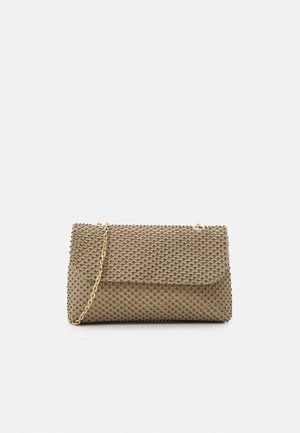 Bolso de mano marrón con textura y cadena dorada, forma rectangular con cierre de solapa, expuesto sobre fondo blanco.