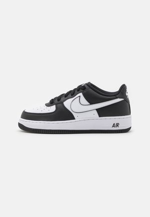 Sneakers Nike Air Force 1 z czarną skórzaną cholewką i białymi akcentami, z perforowanym noskiem, czarnymi sznurówkami i teksturowaną gumową podeszwą.