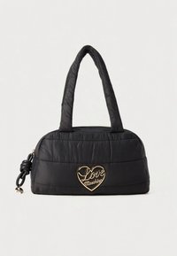 Fekete steppelt kézitáska dupla párnázott fogantyúval és arany szív alakú címerrel az elején, amelyen az "Love Moschino" felirat olvasható.
