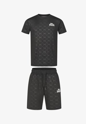 Čierna športová súprava pozostávajúca z trička s krátkym rukávom a šortiek s jemným opakujúcim sa vzorom. Šortky majú elastický pás a logo na hrudi.