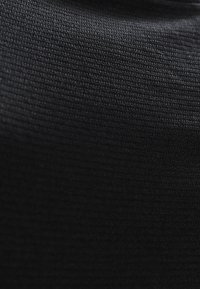 Tejido textil negro con una fina textura tejida, que presenta una superficie lisa y un color uniforme. Sin patrones o acentos visibles.