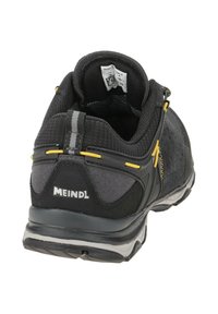 Černá sportovní bota s prodyšným síťovaným svrškem, žlutými akcenty, vypolstrovaným límcem a texturovanou gumovou podrážkou pro lepší přilnavost.