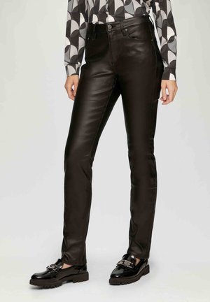 Zwarte neplederen broek met een slim fit, voorzien van voorzakken en een knoopsluiting. De stof heeft een gladde, glanzende textuur.