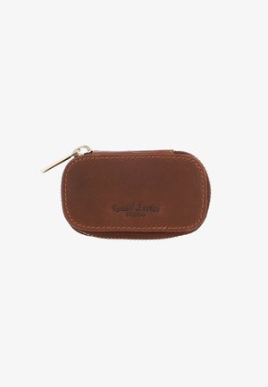 Funda con cremallera de cuero marrón, con bordes redondeados, logotipo en relieve y detalles en dorado. Textura suave y forma rectangular compacta.