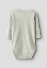 Jasnoszary bodysuit z długim rękawem wykonany z miękkiego materiału. Posiada okrągły dekolt i zatrzaski u dołu. Gładkie, strukturalne wykończenie.