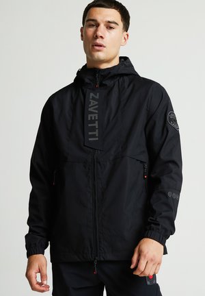 Schwarze wasserdichte Jacke mit vorderem Reißverschluss, verstellbarer Kapuze und elastischen Bündchen. Mit Logo-Details und zwei Fronttaschen.