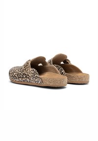 Sandały slip-on w panterkę, wykonane z teksturowanej tkaniny, z korkową podeszwą, z boku z klamrą i otwartym tyłem.