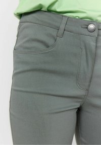Groene katoenen broek in een katoenmix met een gladde textuur, voorzien van een voorzak, een metalen knoopsluiting en subtiele stikdetails.