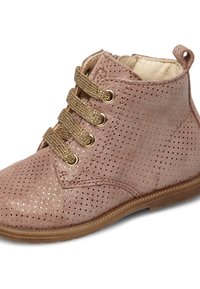 Růžová perforovaná kotníková bota se zlatými šňůrkami, kulatou špičkou a strukturovaným povrchem. Gumová podrážka s malým podpatkem pro trakci a pohodlí.