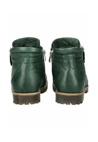 Zielone skórzane botki za kostkę o teksturowanym wykończeniu, z zamkiem błyskawicznym po obu stronach, solidną podeszwą oraz kontrastującymi niebieskimi detalami ściegów.