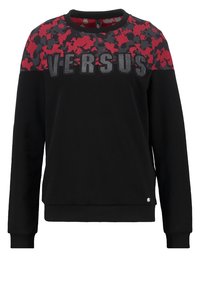 Felpa nera con motivo camouflage rosso sulle spalle, con "VERSUS" in lettere grigie sul petto, polsini e orlo a costine.