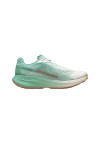 Jasnozielone buty biegowe z siateczkową cholewką, teksturowanymi detalami, pomarańczowym logo, wysoce amortyzowaną podeszwą oraz brązową gumową podeszwą zapewniającą przyczepność.