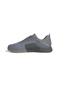 Baskets de sport légères grises avec une tige en maille, semelle en caoutchouc, panneau latéral texturé et lacets. Semelle extérieure en gomme notable pour l'adhérence.