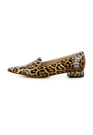 Dames instapschoenen met platte zool, spitse neus en lage blokhak in glanzende luipaardprint.