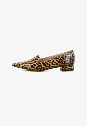Dames instapschoenen met platte zool, spitse neus en lage blokhak in glanzende luipaardprint.