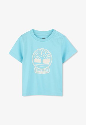 Lichtblauw kortarm t-shirt van katoen. Heeft een witte Timberland logo graphic in het midden, met drukknoopjes op de schouders.