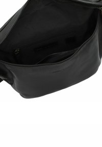 Borsa a spalla in pelle nera con una superficie liscia, dotata di un comparto principale con zip e tasche interne, che presenta un design semplice.