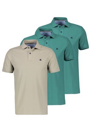 Tre kortærmede polo-shirts med kraver og knapper, to i blågrøn farve og en i beige, hver med en lille broderet logo på brystet.