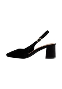 Tacco slingback in suede nero con punta affusolata. Presenta un design a taglio e una fibbia in tono oro sulla cinghia regolabile. Tacco spesso.