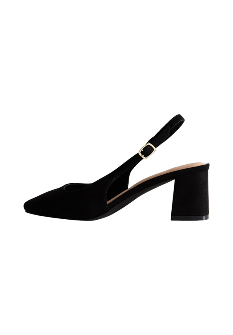 Tacco slingback in suede nero con punta affusolata. Presenta un design a taglio e una fibbia in tono oro sulla cinghia regolabile. Tacco spesso.